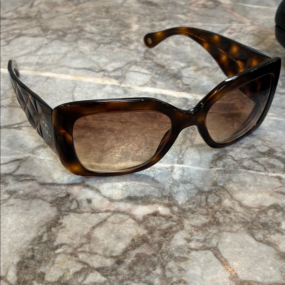 CHANEL Accessories - CHANEL Tortoiseshell Gradient Lens Oversized Sunglasses